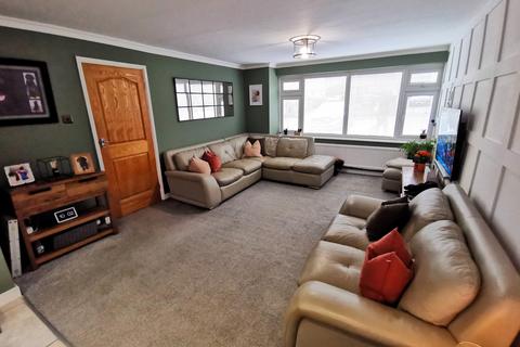 3 bedroom detached house for sale, Connaught Gardens, CM7
