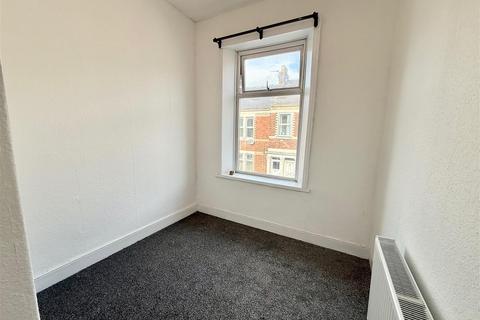 3 bedroom flat to rent, Ripon Street, Gateshead