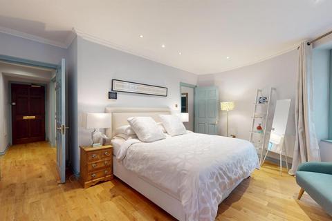 Studio to rent, Hyde Park Square, London W2