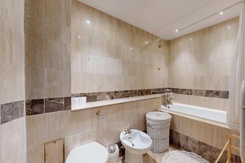 Studio to rent, Hyde Park Square, London W2
