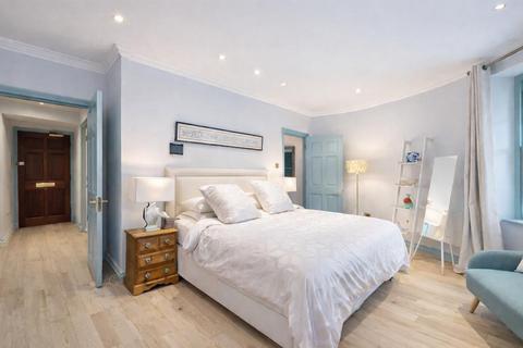 Studio to rent, Hyde Park Square, London W2