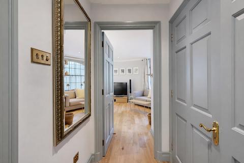 Studio to rent, Hyde Park Square, London W2