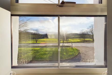 undefined, Kendal LA8