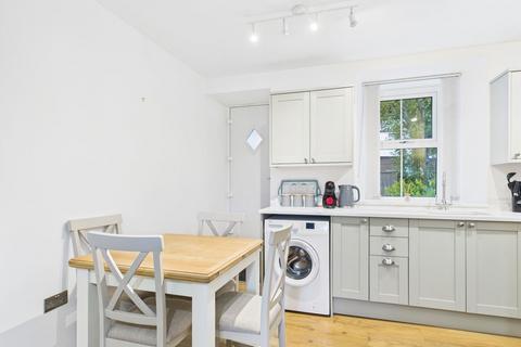 undefined, Kendal LA8