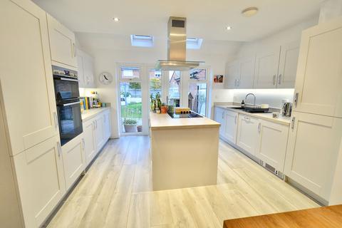 4 bedroom detached house for sale, Enstone Way, Hampton, Evesham, WR11 2RZ