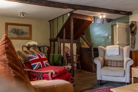 undefined, Kendal LA8