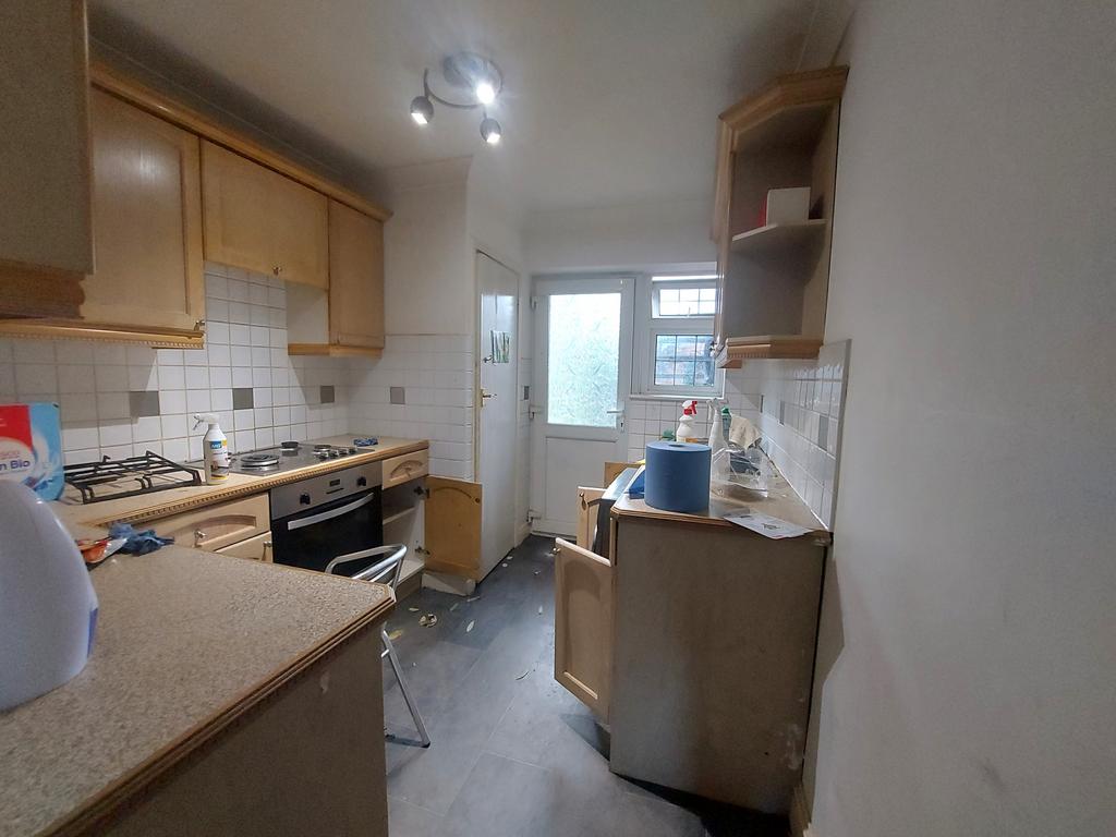 2 Bed Ground Floor Maisonette to rent Eastern Ave