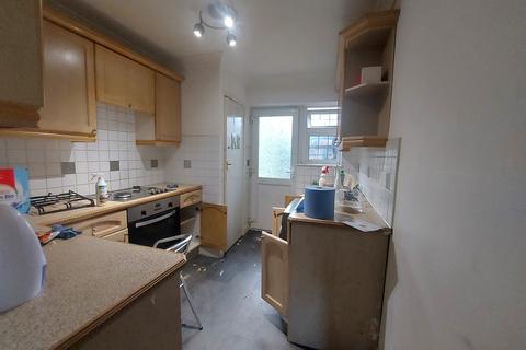 Eastern Avenue East, RM2