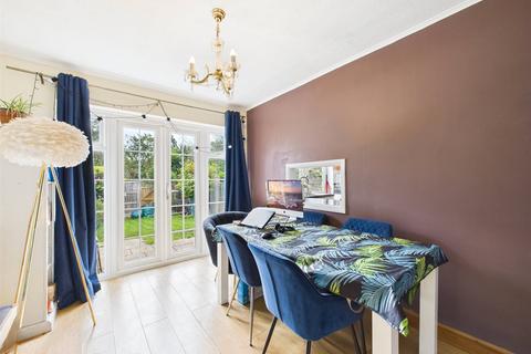 3 bedroom terraced house to rent, Springfield Avenue, Hampton