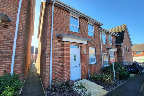 3 bedroom terraced house to rent, Bell Mews, PO30