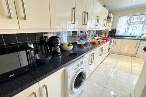 8 bedroom house share to rent, London N22