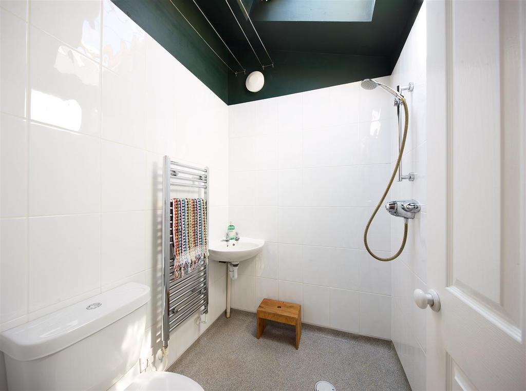 Downstair bathroom 01 copy.jpg