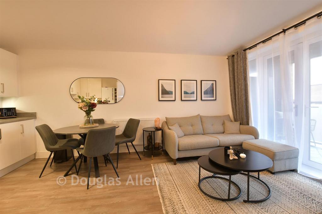 Lounge/Dining Area
