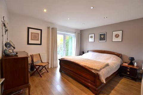 1 Basingbourne Close, Fleet, GU52 6TF