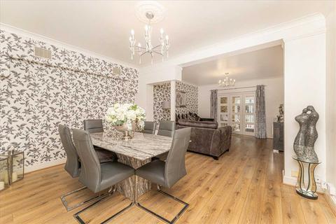 4 bedroom detached house to rent, The Avenue, Hornchurch, Hornchurch