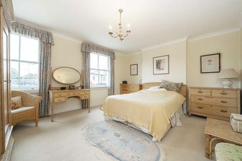 undefined, Station Road, Hampton TW12