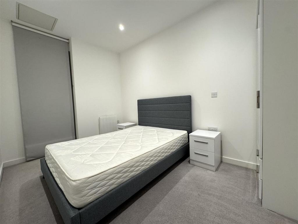 Bedroom 1 pic 8.jpeg