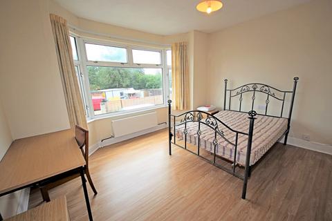 4 bedroom detached house to rent, Withermoor Road, Winton, Bournemouth