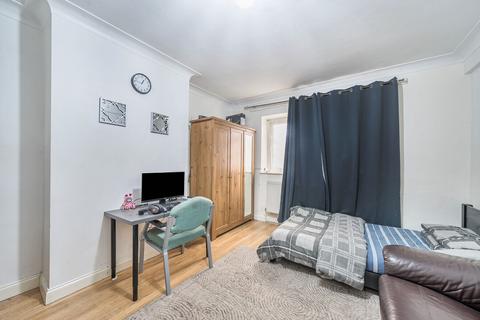 undefined, Monarch Parade, Mitcham CR4