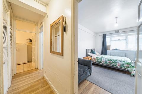 42 Monarch Parade, Mitcham, CR4 3HA