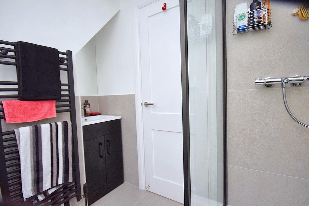 Shower room 2