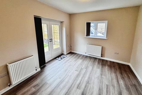 2 bedroom bungalow to rent, Paddock Fields, Huddersfield HD4