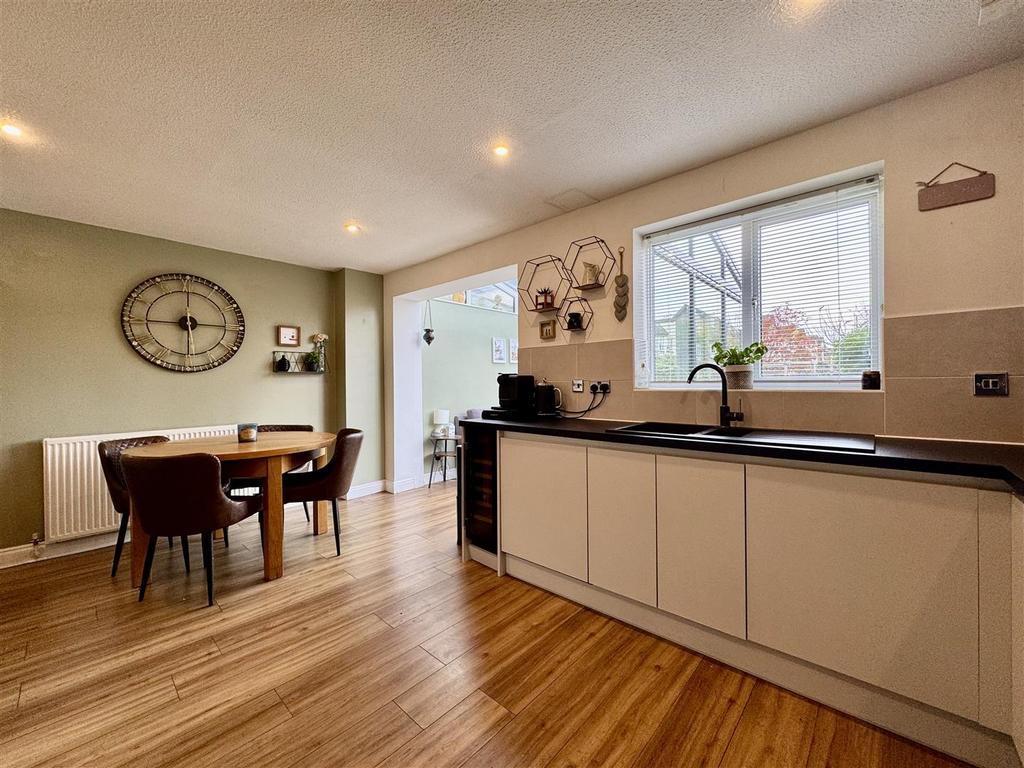 Dining kitchen