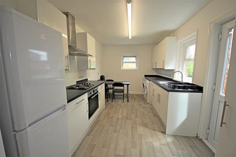 4 bedroom detached house to rent, Withermoor Road, Winton, Bournemouth