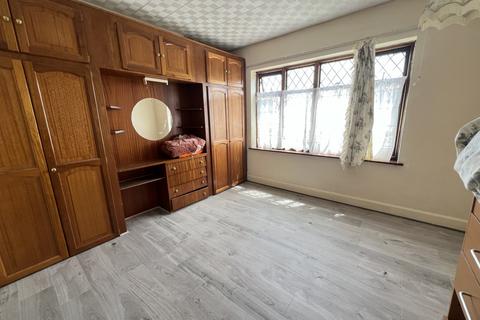 4 bedroom semi-detached house to rent, Selwyn Crescent, Welling DA16