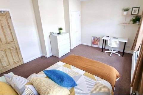 4 bedroom terraced house to rent, Milton Road, Hampshire SO15