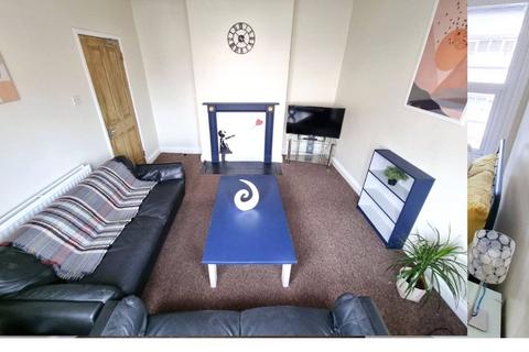4 bedroom terraced house to rent, Milton Road, Hampshire SO15
