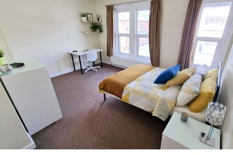 4 bedroom terraced house to rent, Milton Road, Hampshire SO15