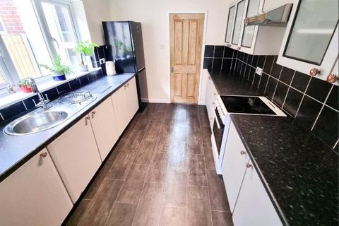 4 bedroom terraced house to rent, Milton Road, Hampshire SO15