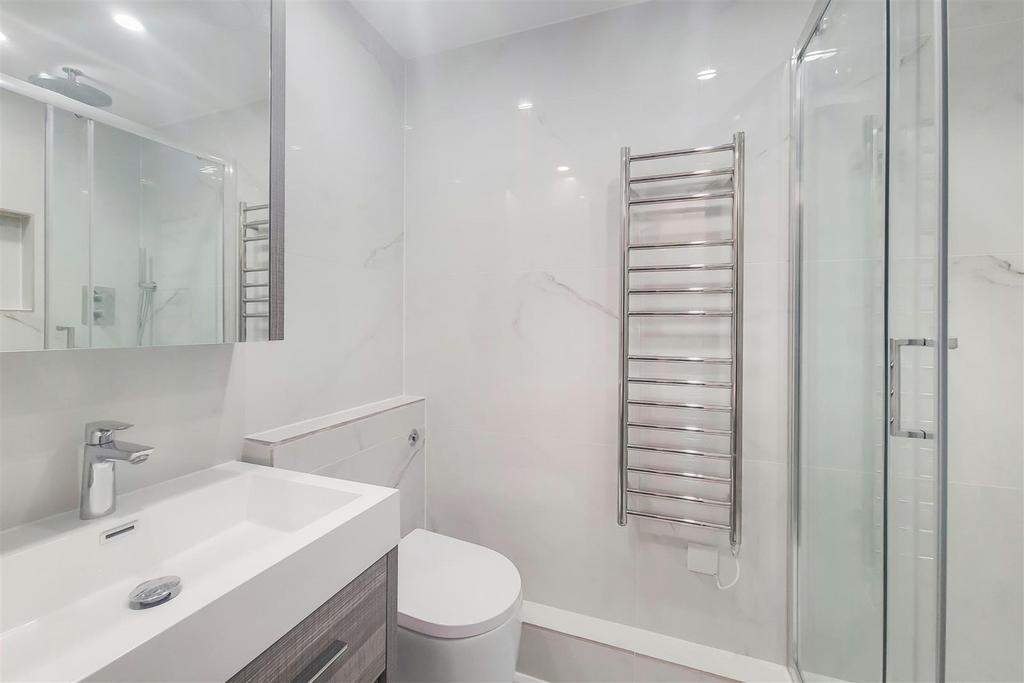 9 Main Ensuite-0.jpg