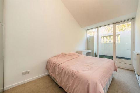2 bedroom flat to rent, Porchester Square, London W2