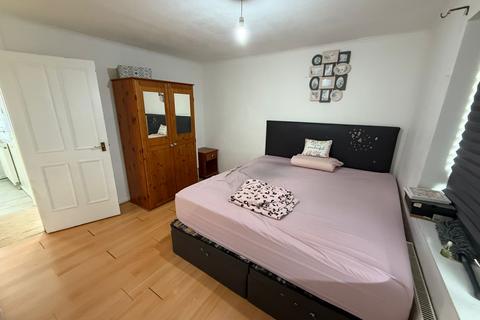 2 bedroom maisonette for sale, Cleveland Court  Kent Avenue  london  W13 8BJ