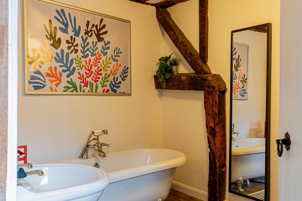 Bathroom W.C (1)