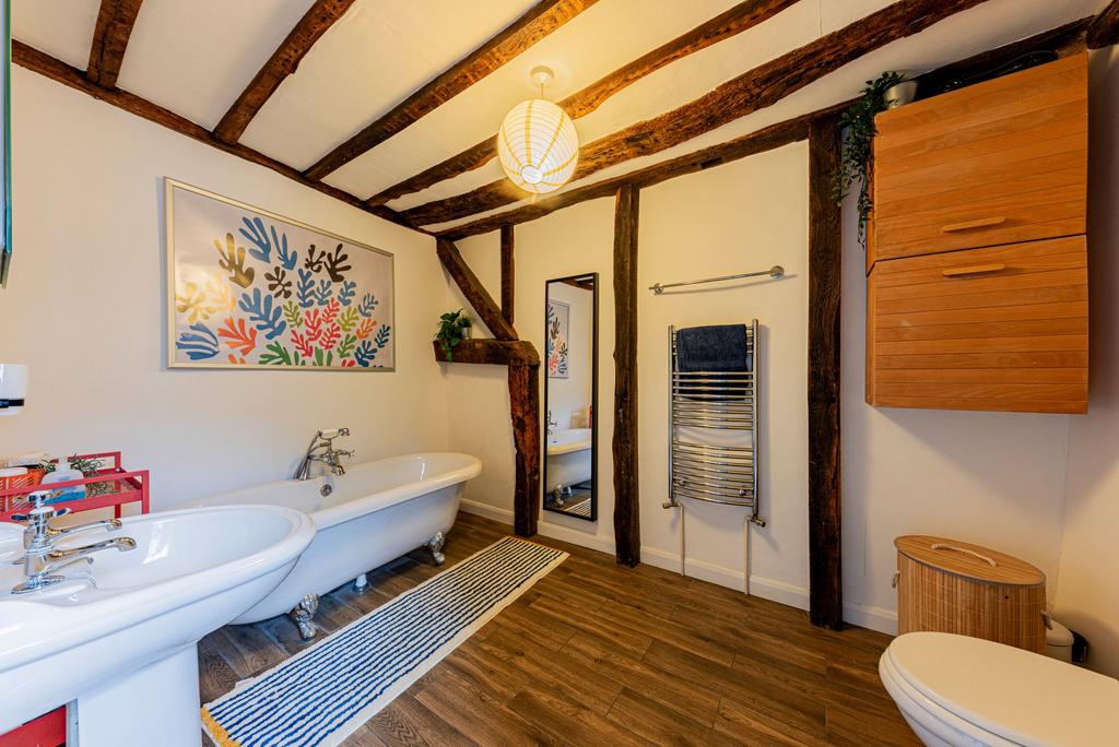 Bathroom W.C (1)