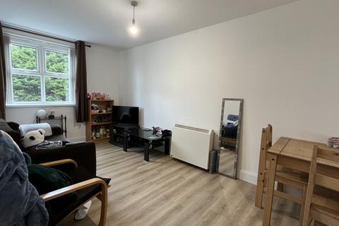 2 bedroom flat to rent, Plymouth Grove, Manchester M13