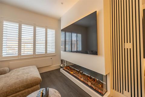 2 bedroom retirement property for sale, HOLLAND ROAD, Westcliff-On-Sea