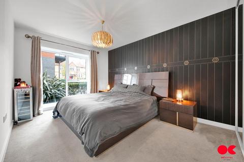 3 bedroom flat for sale, Jackdaw Close, Romford RM3