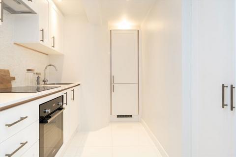 2 bedroom flat to rent, Cadogan Square, London SW1X