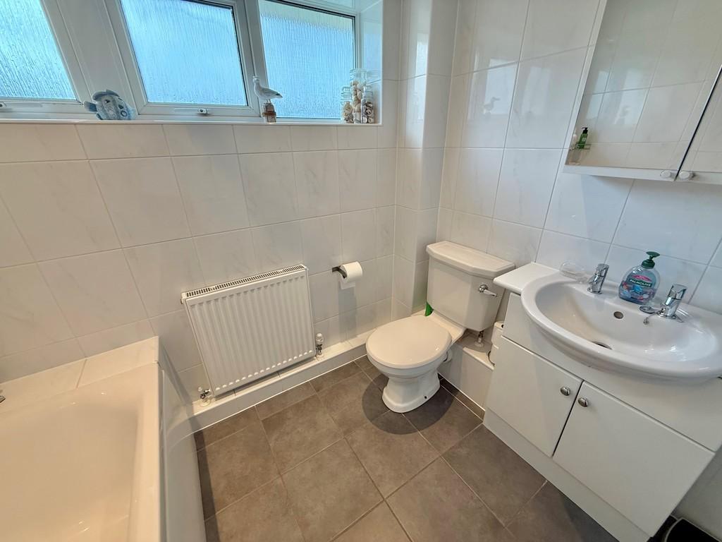 121 Mallon Dene Bathroom 2