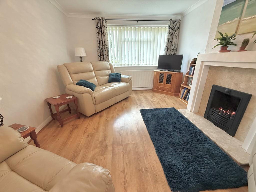 121 Mallon Dene Lounge 3