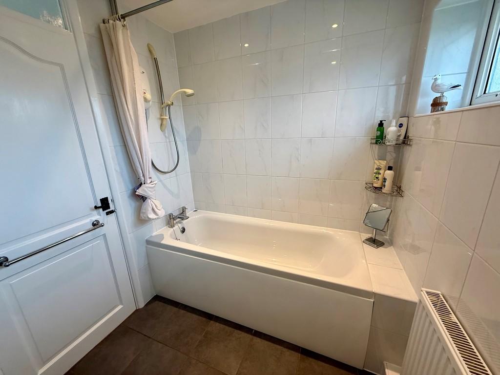 121 Mallon Dene Bathroom 1