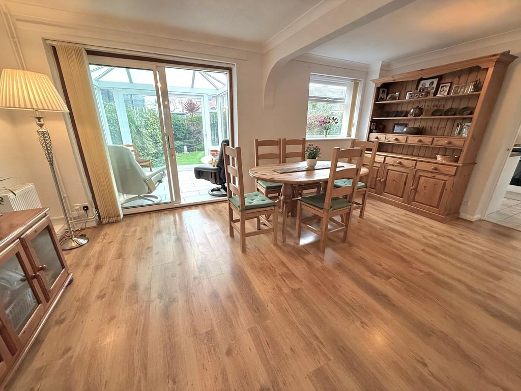 121 Mallon Dene Dining 1