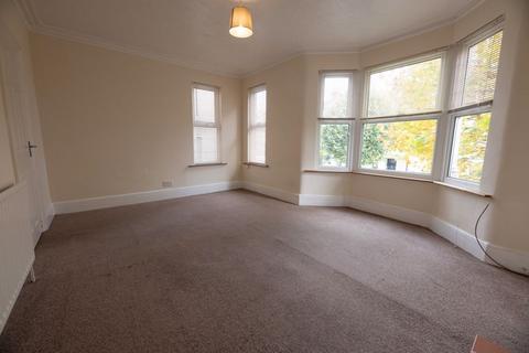 2 bedroom apartment for sale, Oakleigh Park Drive, Leigh-On-Sea