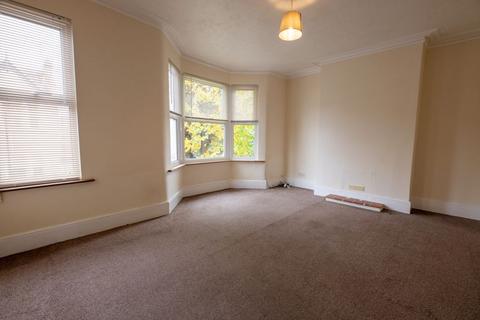 2 bedroom apartment for sale, Oakleigh Park Drive, Leigh-On-Sea