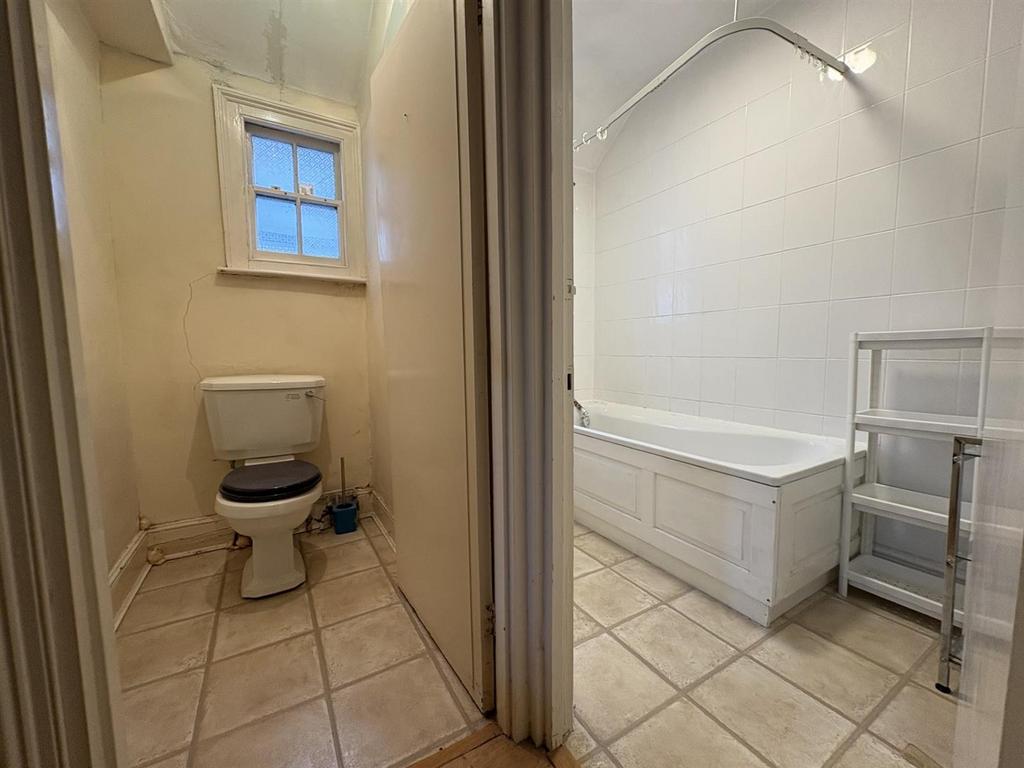 37a pen bath wc.jpg