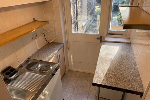 Studio to rent, Bryantwood Road, London N7